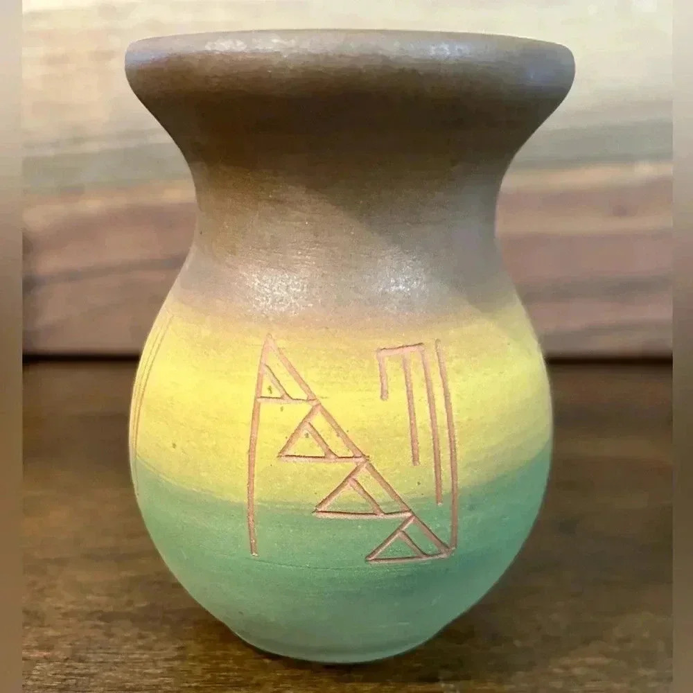 Vintage Sioux Indians Signed Pottery Vase Flat Bottom Sioux Indian Label EUC
